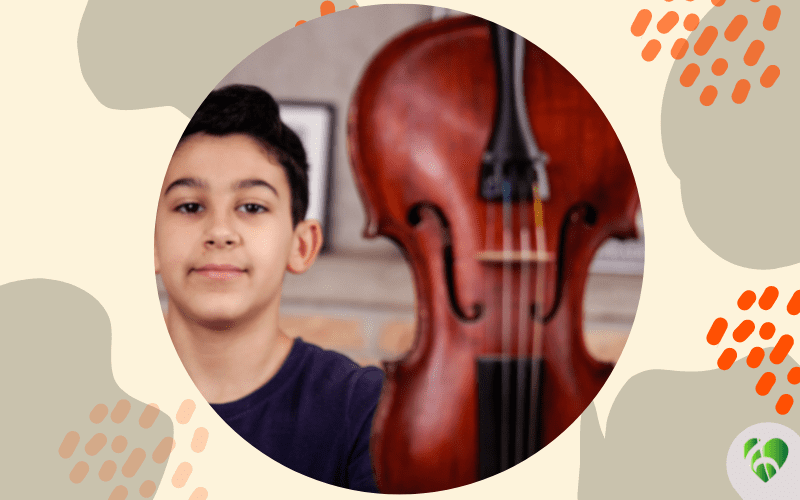 Orquestra infantil toca música em piano de instrumento escolar e