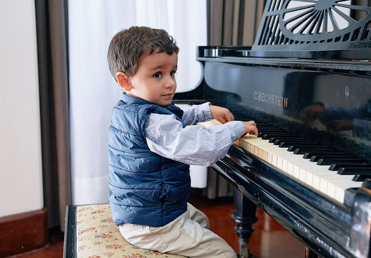 Orquestra infantil toca música em piano de instrumento escolar e